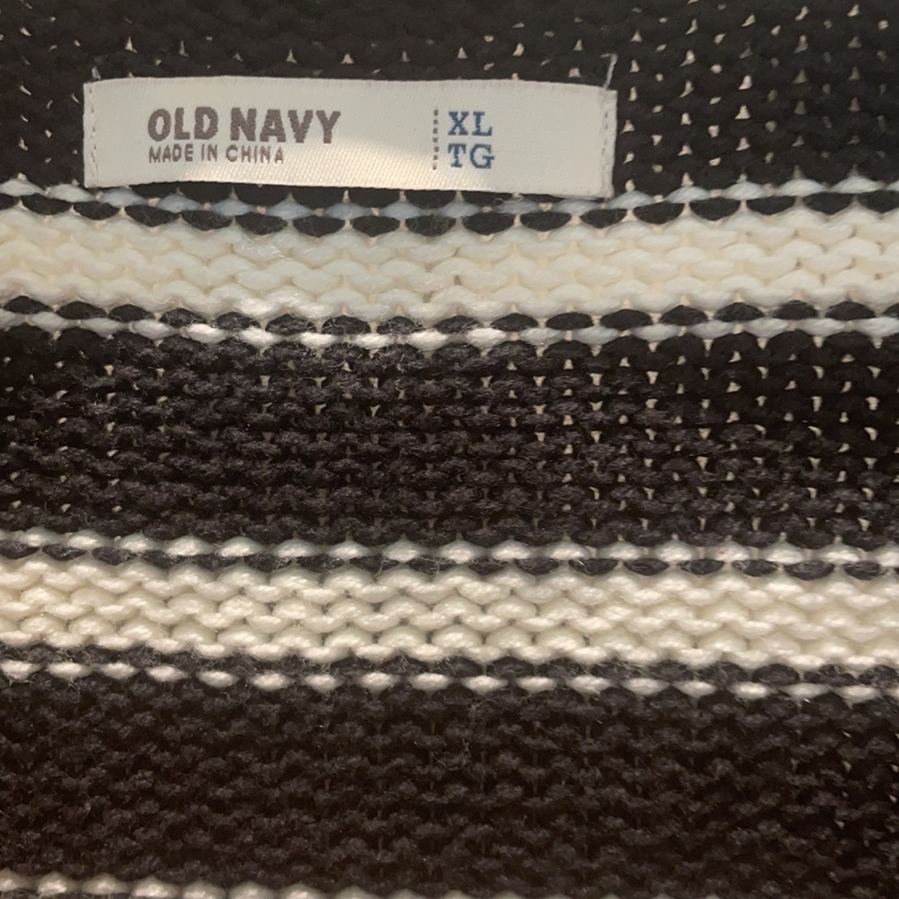 Old navy sweater - Picture 3 of 3